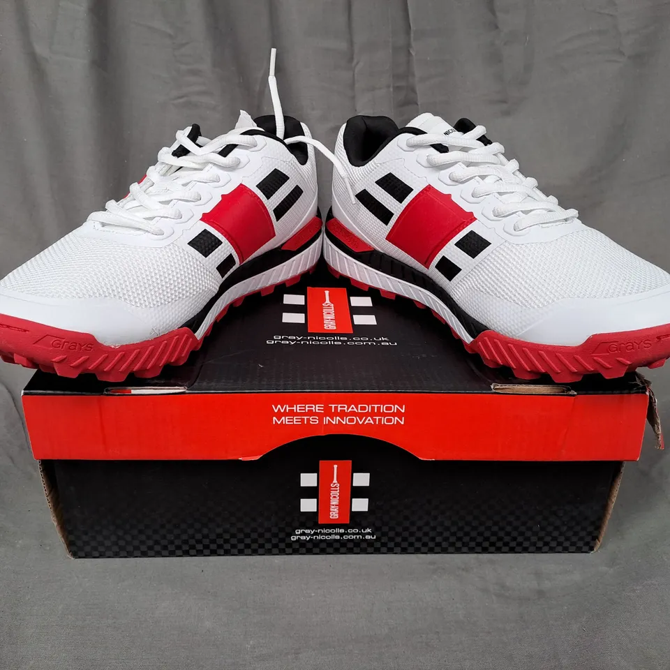 BOXED PAIR OF GRAY NICOLLS PLAYERS 2.0 CRICKET SHOES IN WHITE/RED/BLACK UK SIZE 8,5