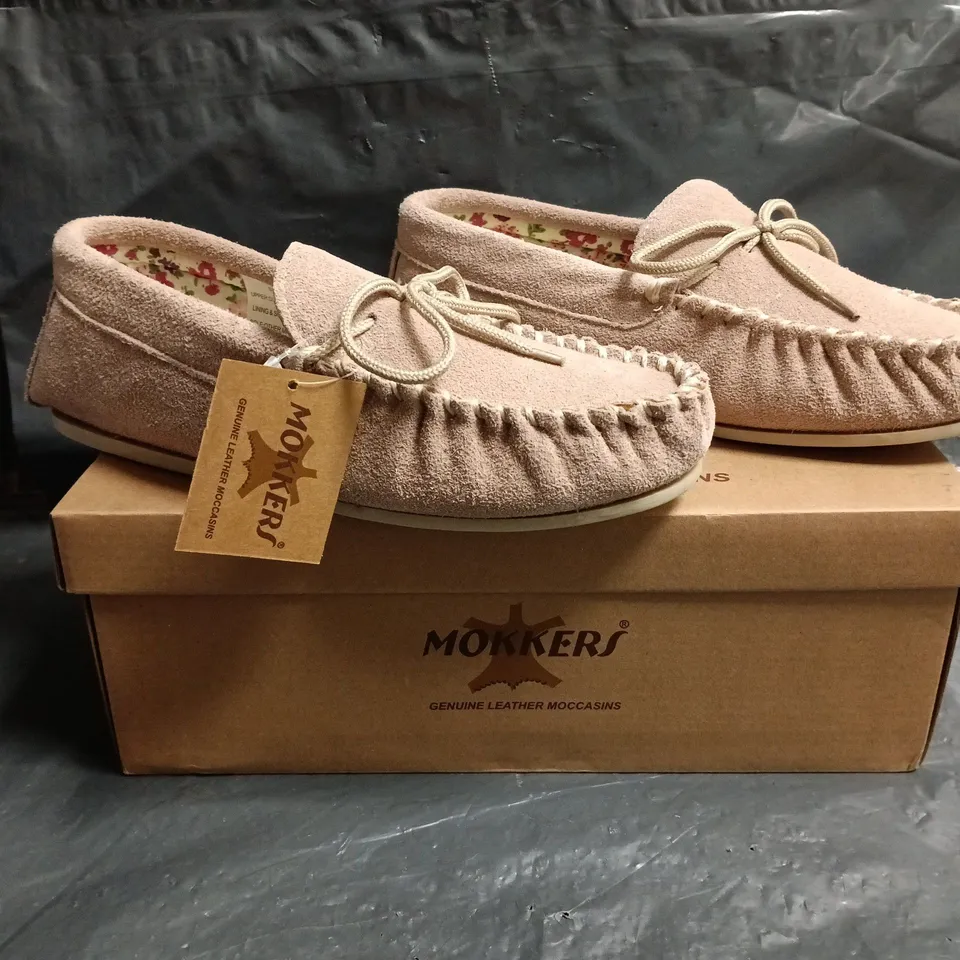 BOXED PAIR OF MOKKERS LILY LADIES SUEDE MOCCASIN SLIPPERS IN DUSTY PINK SIZE 6