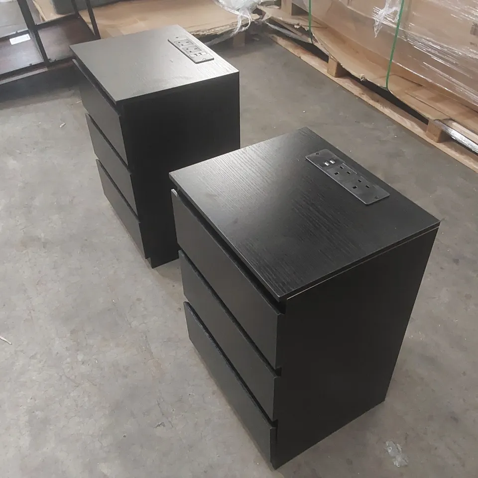 BEDSIDE TABLE WITH CHARGING STATION, SET OF 2, SIDE END TABLES WITH 3 DRAWERS, 2 AC DRAWER FRONTS, FOR LIVING ROOM, OUTLETS, 2 USB PORTS, BEVELLED BEDROOM, STUDY, MODERN COLOUR: BLACK