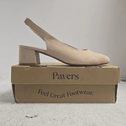 BOXED PAIR OF PAVERS BLOCK HEEL SLINGBACK SANDALS IN BEIGE SIZE 8 (EU 41)