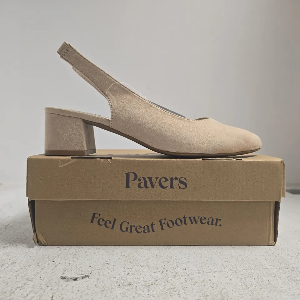BOXED PAIR OF PAVERS BLOCK HEEL SLINGBACK SANDALS IN BEIGE SIZE 8 (EU 41)