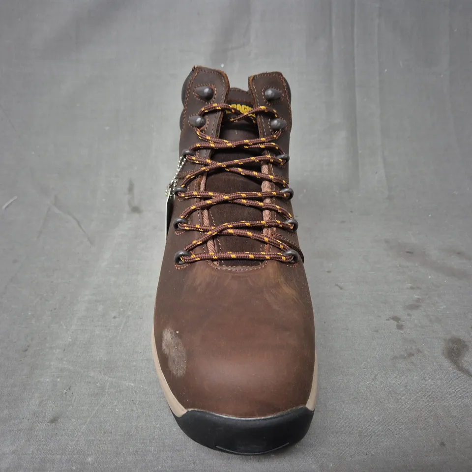 BOXED PAIR OF APACHE ANKLE BOOTS IN BROWN SIZE 9