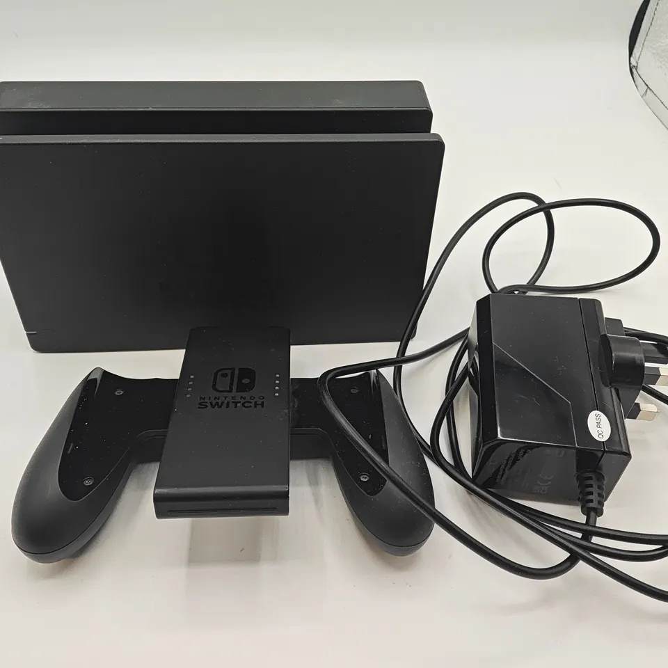 BOXED NINTENDO SWITCH CONSOLE WITH ACCESSORIES 