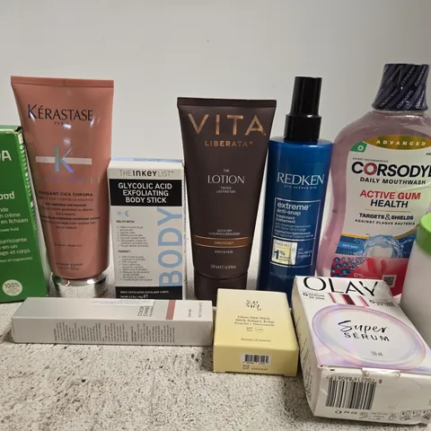 APPROX 12 ASSORTED BEAUTY PRODUCTS TO INCLUDE WELEDA SKIN FOOD, THE INKEY LIST BODY STICK, REDKEN TREATMENT, ETC