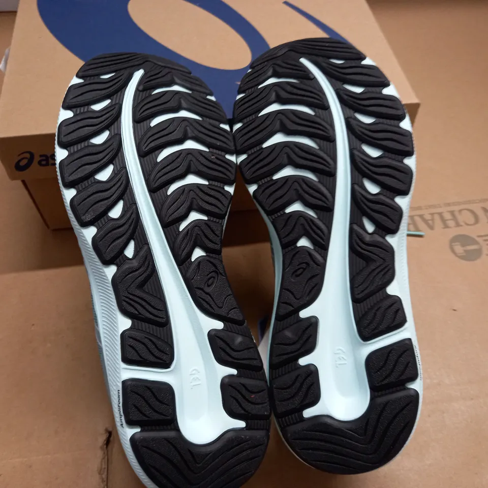 BOXED BRAND NEW GEL-EXCITE WOMENS TRAINERS IN GREEN/WHITE - UK 7