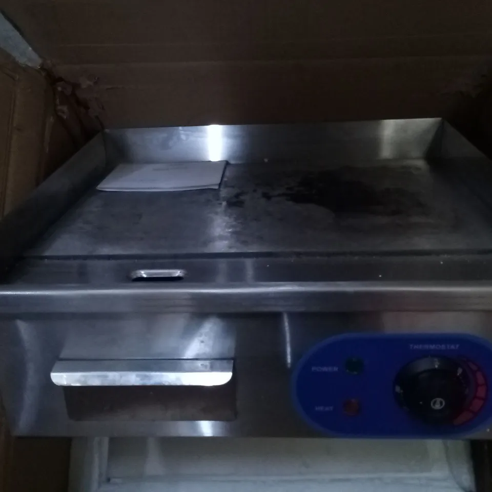 PALLET OF ASSORTED ITEMS TO INCLUDE ELECTRIC GRIDDLE, ROUND MIRROR, WEDDING ARCH AND DOOR MATS