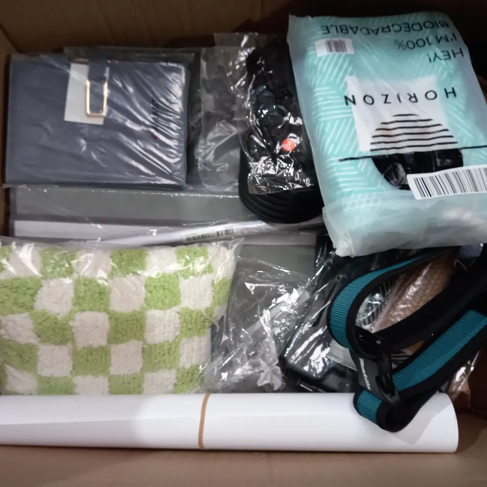 BOX OF APPROXIMATELY 12 ASSORTED ITEMS TO INCLUDE - LEICESTER CITY FOOTBALL CLUB - LED SANTA - UNBRANDED CHOPPING BOARD ECT