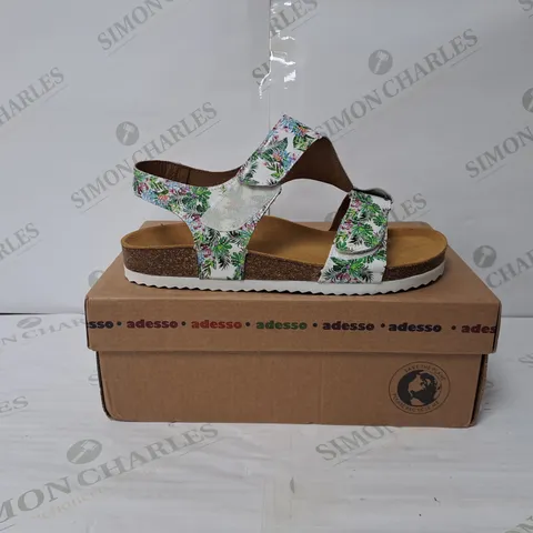 BOXED PAIR OF ADESSO TAMMY ADJUSTABLE FOOTBED SANDALS IN TROPICAL SIZE 6