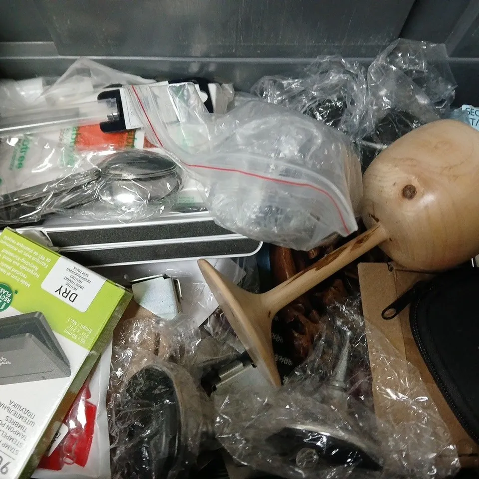 APPROXIMATELY 12 ASSORTED HOUSEHOLD ITEMS TO INCLUDE MUSIC PLAYER, 8CM MUG, ANY SHARP KNIFE SHARPENER, ETC