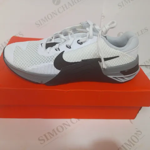 BOXED PAIR OF NIKE METCON SHOES IN WHITE/BLACK/GREY UK SIZE 7