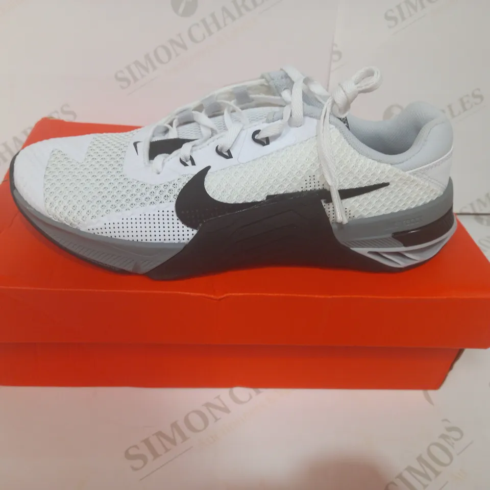 BOXED PAIR OF NIKE METCON SHOES IN WHITE/BLACK/GREY UK SIZE 7