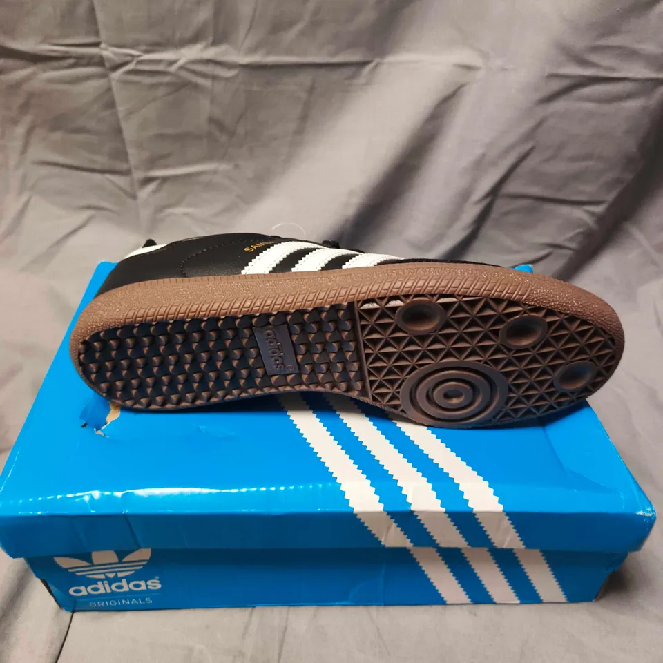 ADIDAS SAMBA VEGAN TRAINERS IN BLACK/WHITE - 7.5 