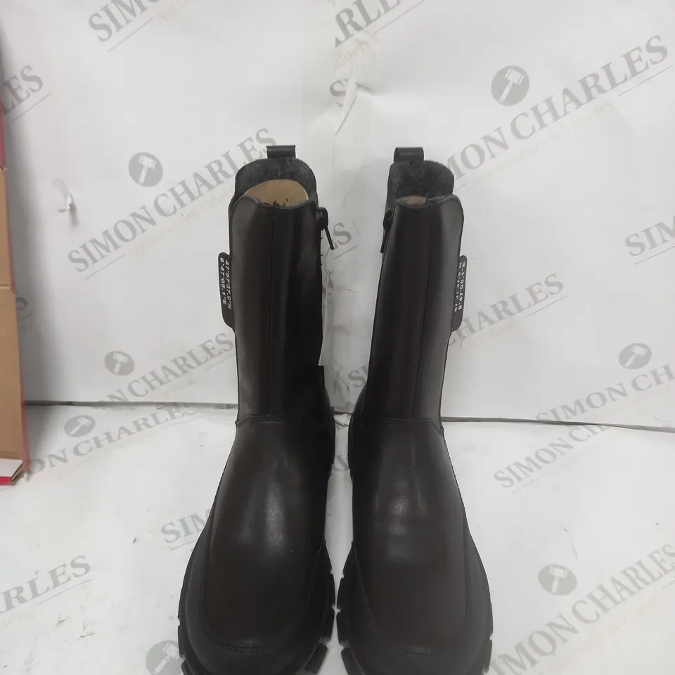 BOXED RIEKER ANTISTRESS CHELSEA BOOT BLACK SIZE 3.5