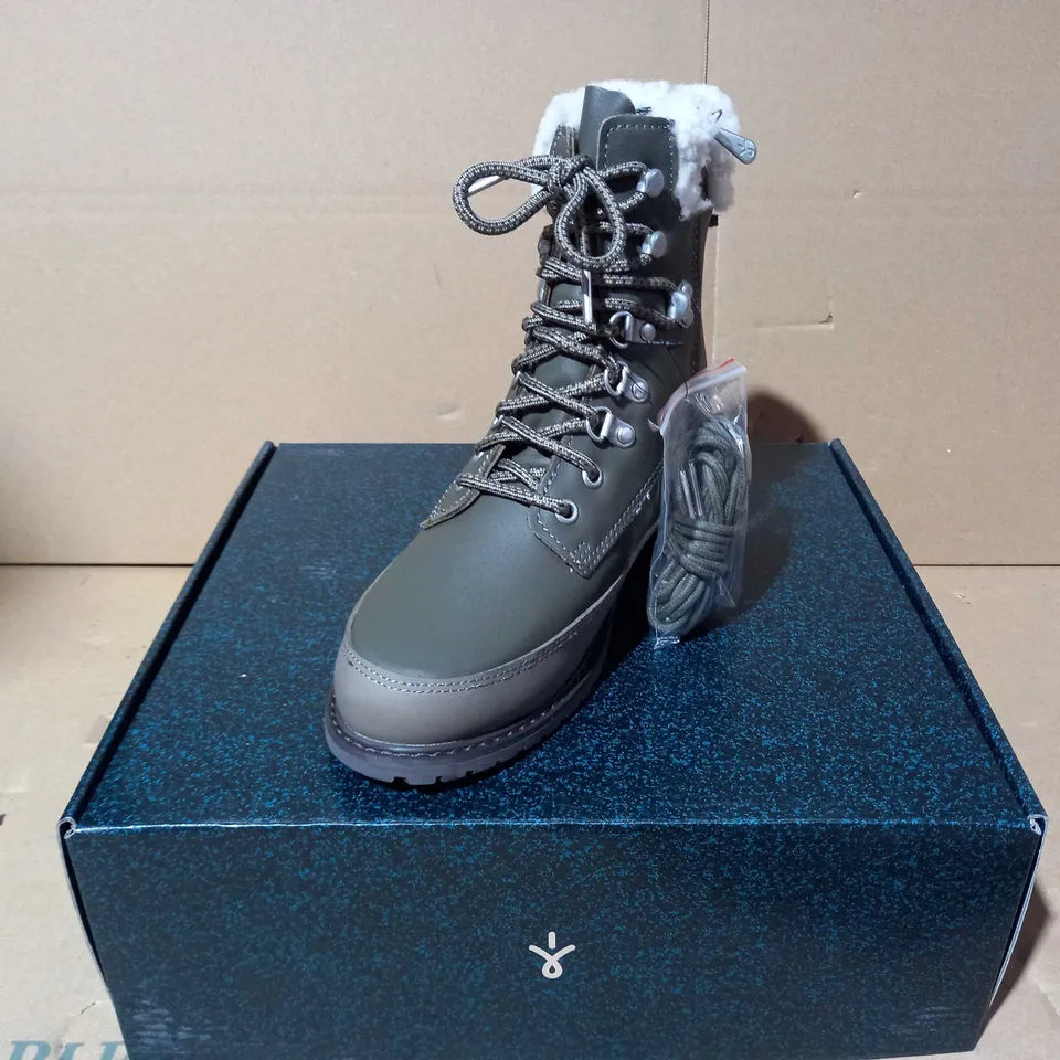 BOXED PAUR OF EMU OKAB FAUX LEATHER BOOTS IN DARK OLIVE UK SIZE 5