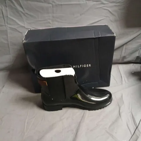 TOMMY HILFIGER BLACK PATENT LEATHER ANKLE BOOT- SIZE EUR 41