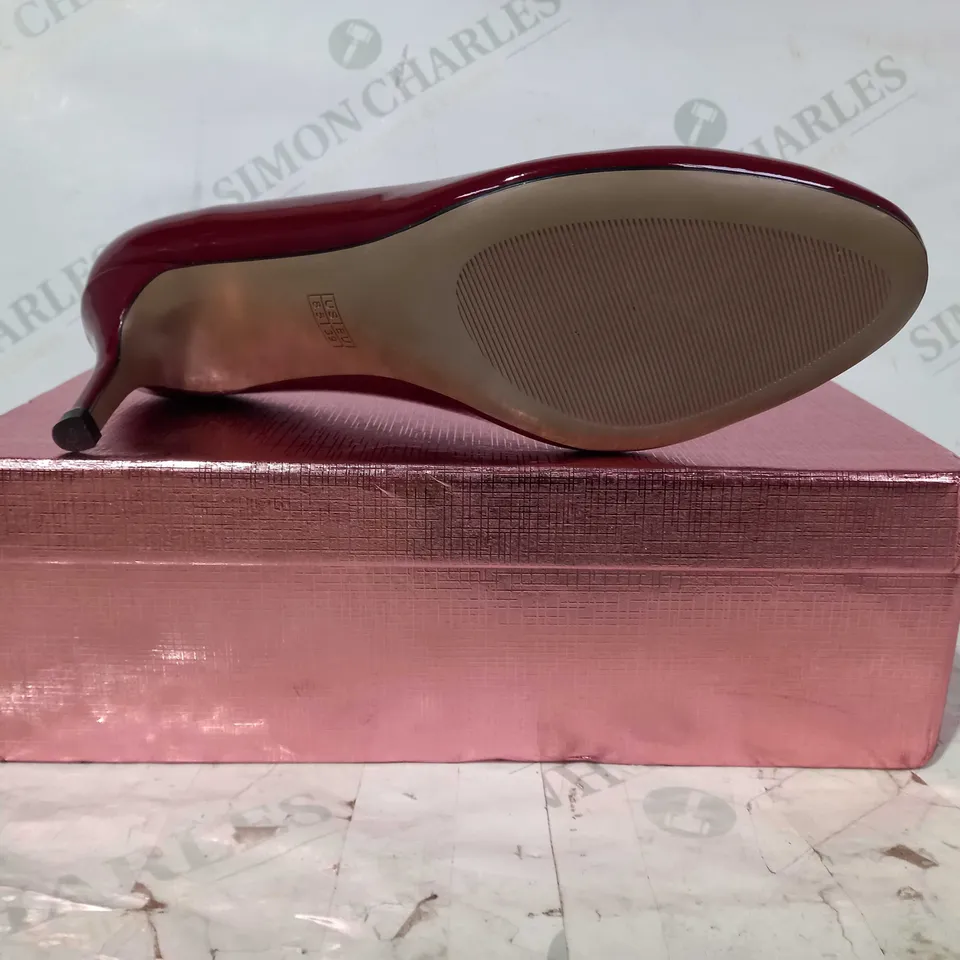 PAIR OF DESIGNER CLOSED TOE HEELED SHOES IN RED EU SIZE 39