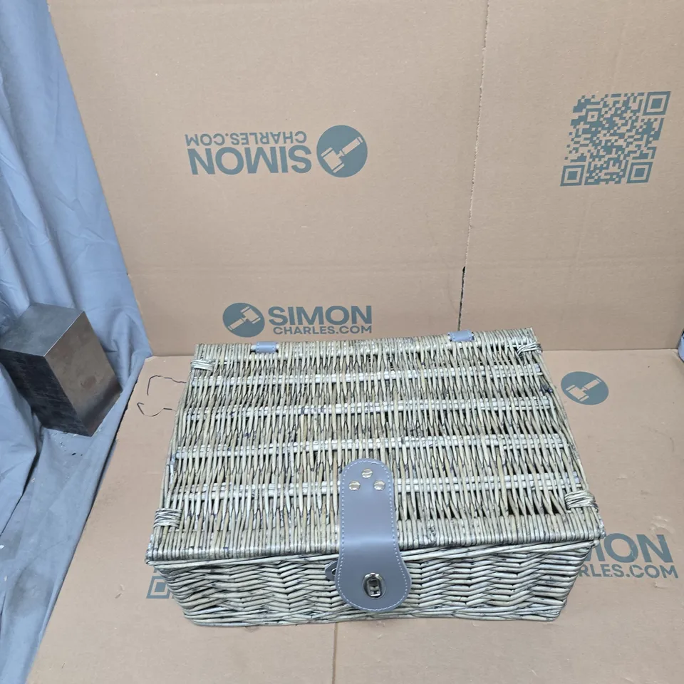 CAGE OF APPROXIMATELY 16 ASSORTED ITEMS TO INCLUDE: WICKER BASKET 