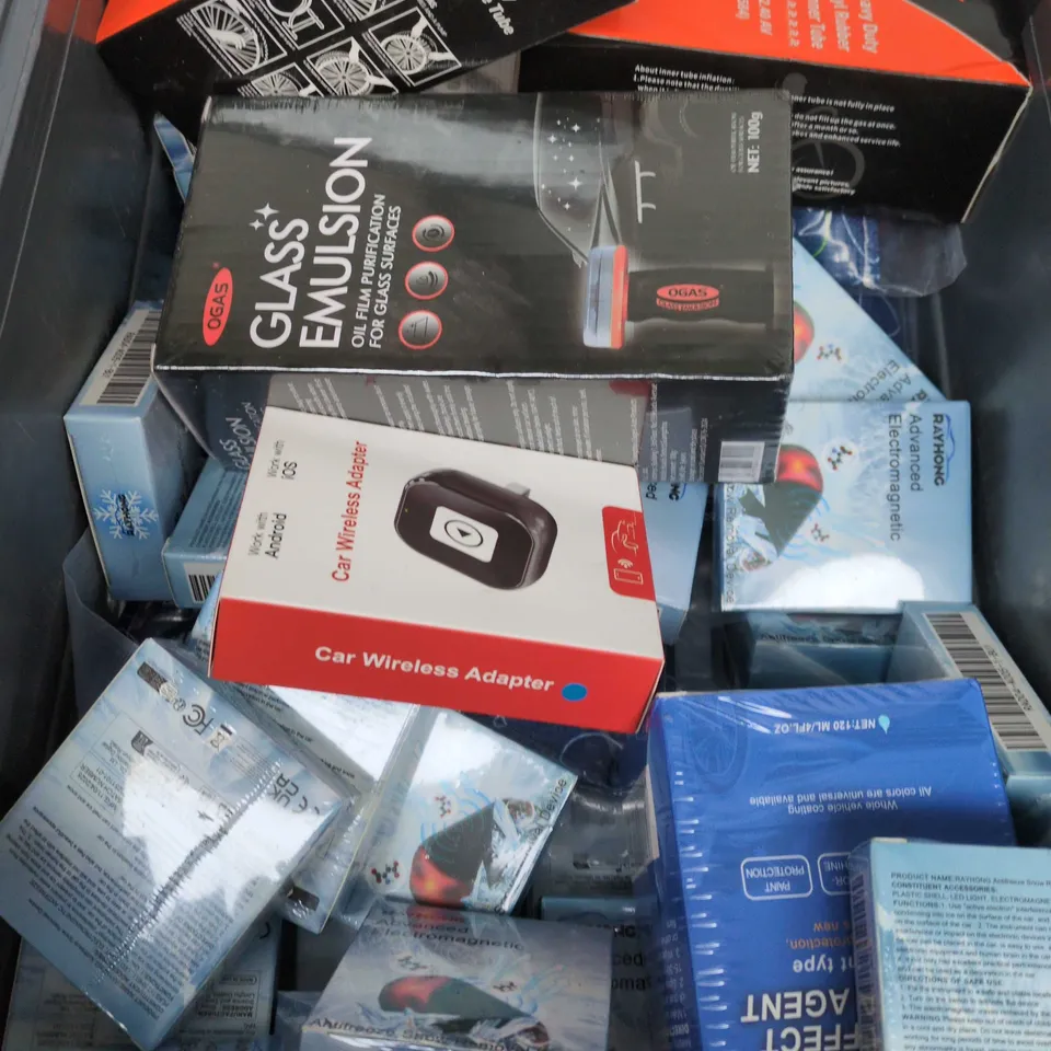 BOX OF ASSORTED CAR ITEMS TO INCLUDE - CAR PLAY ADAPTOR - GLASS EMULSION - INNER TUBE 
