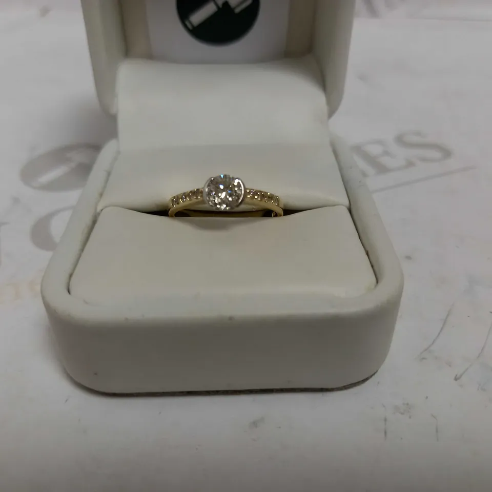DESIGNER 18CT GOLD RING SET WITH A DIAMOND & DIAMOND SET SHOULDERS, TOTAL WEIGHT +-0.68CT
