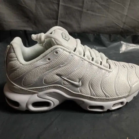 UNBOXED PAIR OF NIKE TN AIR TRAINERS - UK SIZE 4.5 