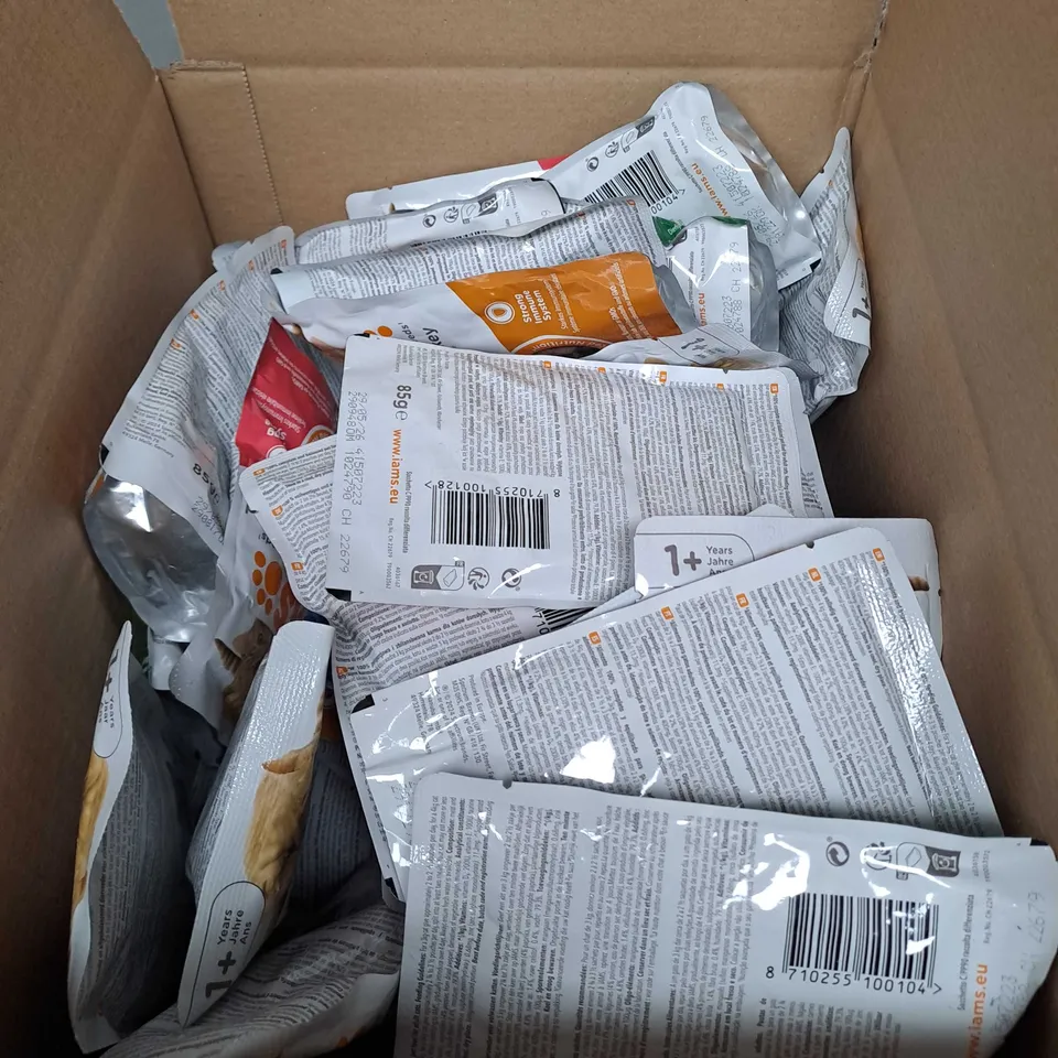 IAMS BOX OF APPROX 30 CATFOOD POUCHES IN ASSORTED FLAVOURS