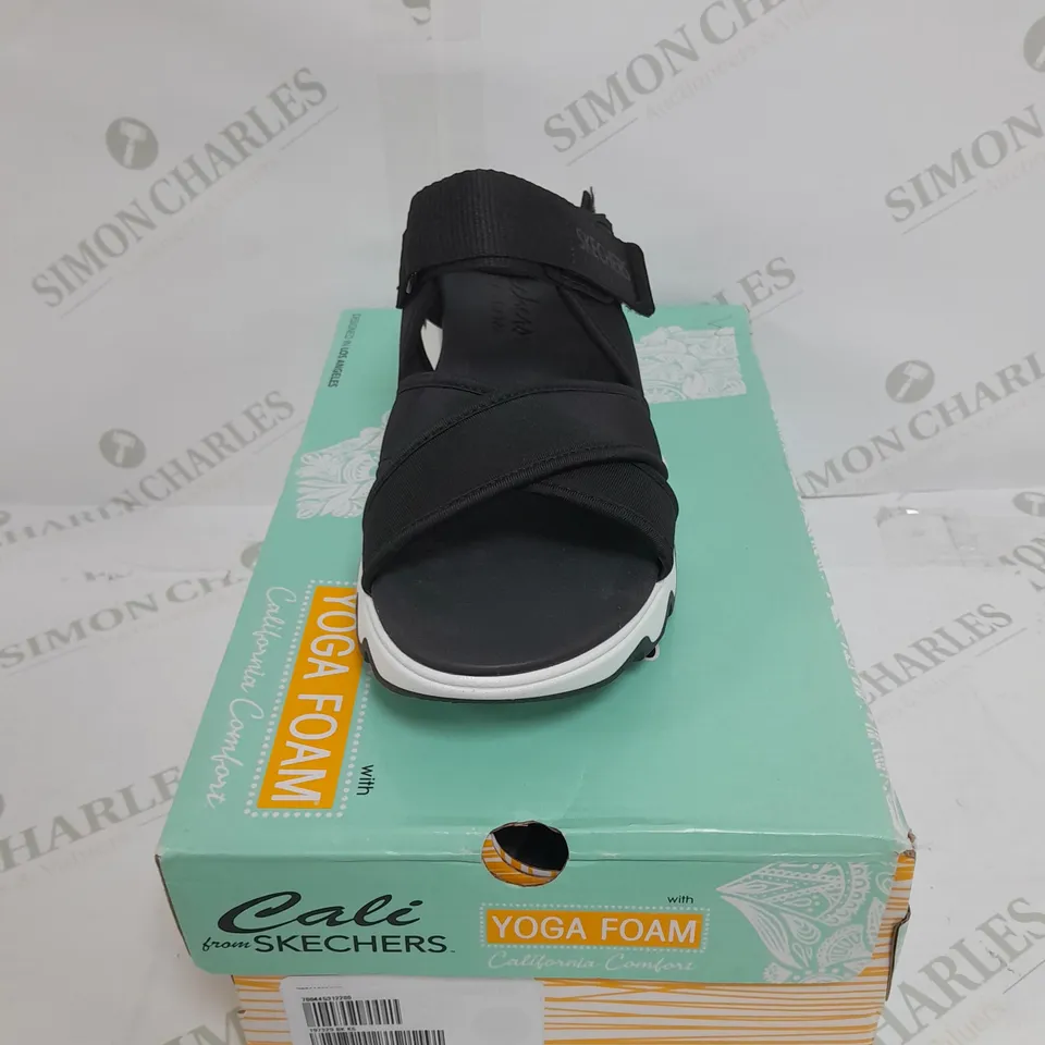BOXED PAIR OF SKECHERS BIG LUG SANDALS IN BLACK SIZE 6