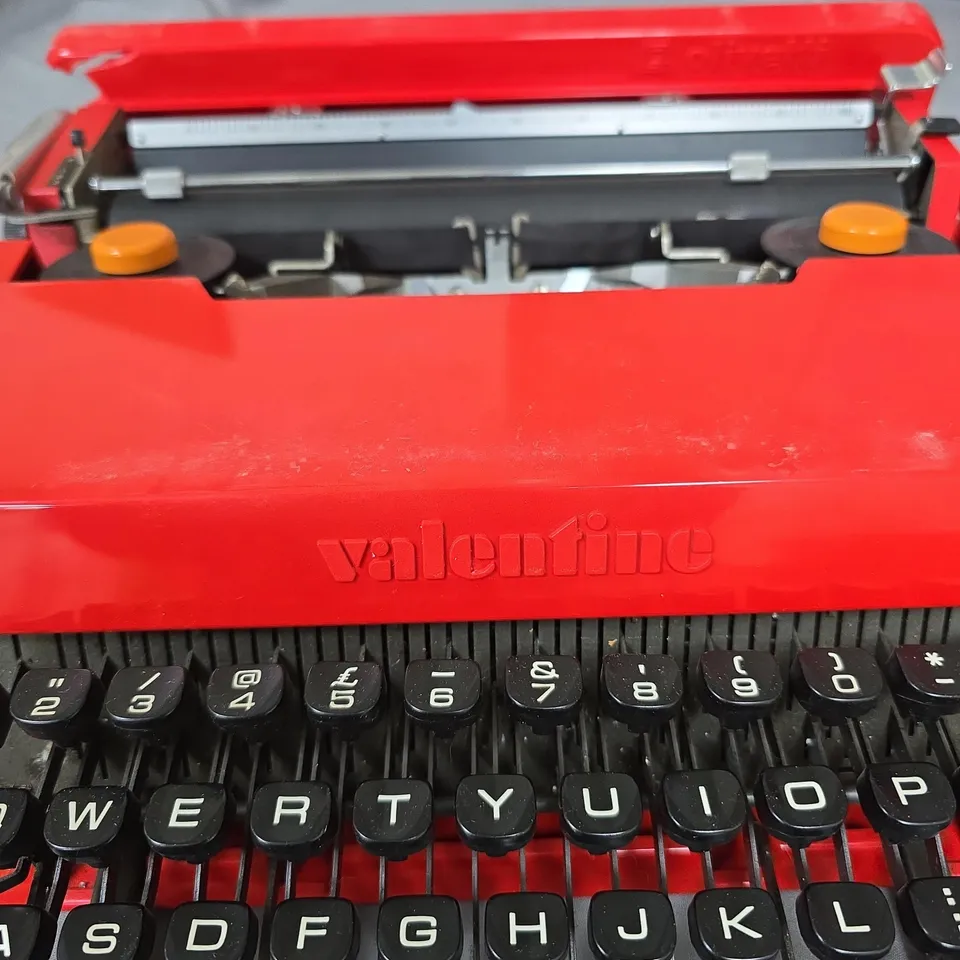 VALENTINE PORTABLE TYPEWRITER – RED, MANUAL, WITH CASE
