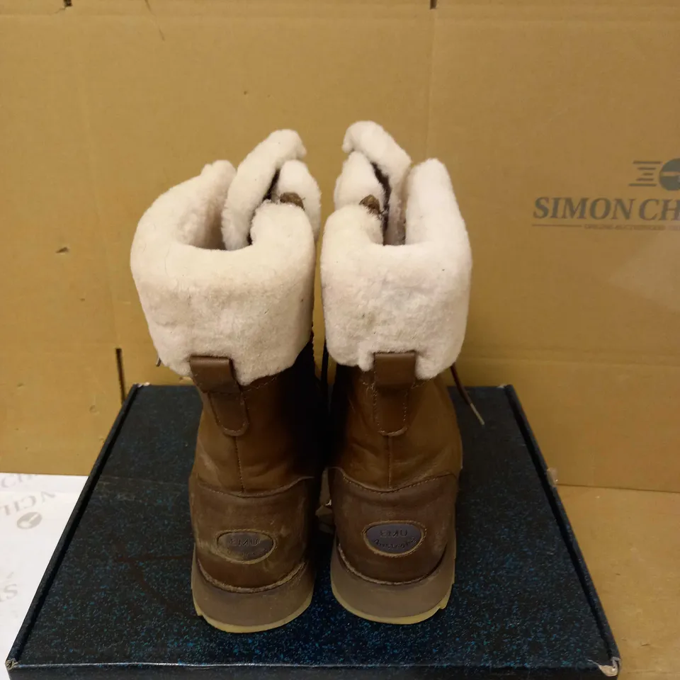 EMU COMORO LEATHER BOOT OAK - SIZE 10