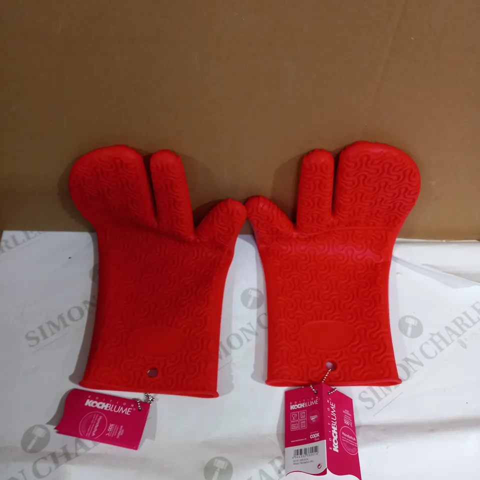 KOCHBLUME SET OF TWO RED OVEN MITTS