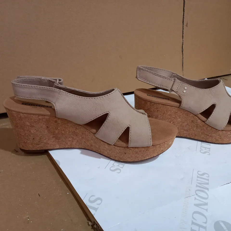 BOXED CLARKS ANNADEL BARI WEDGE SANDAL WIDE FIT BEIGE STYLE SIZE 7