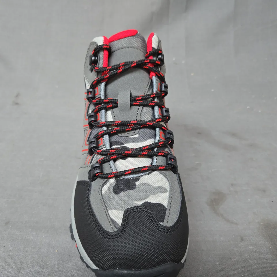 BOXED PAIR OF MOUNTAIN WAREHOUSE OSCAR 2 KID'S WALKING BOOTS IN URBAN CAMO/RED UK SIZE 3