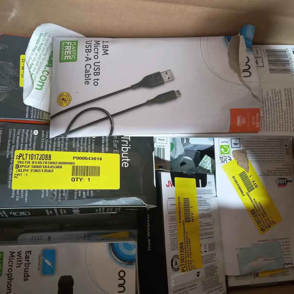 LOT OF APPROXIMATELY 20 ASSORTED HOUSEHOLD ITEMS TO INCLUDE TZUMI TV LED STRIP, MIXX ULTRA DURABLE MICRO TO USB CABLE, DESIGNER CHARGER FOR IPHONE, ETC