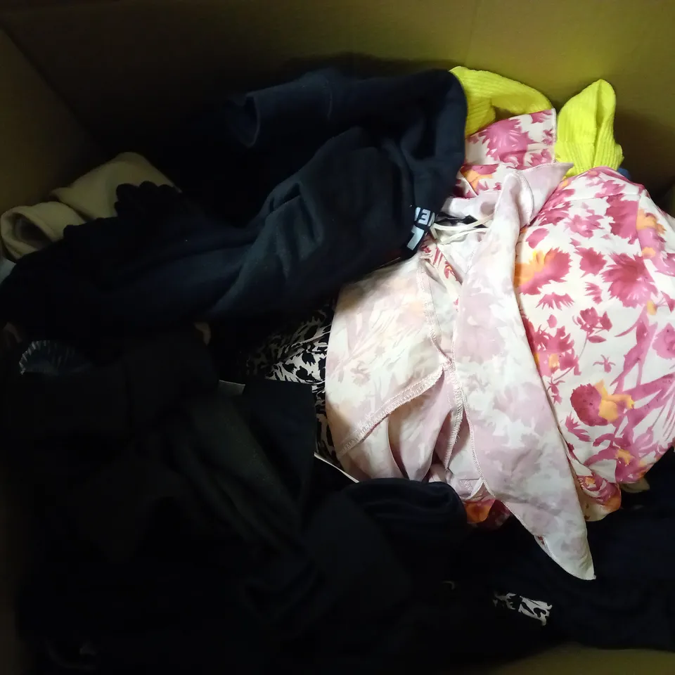 BOX OF APPROX 30 ASSORTED CLOTHING ITEMS TO INCLUDE - T-SHIRT - BLOUSE - SHIRT ETC