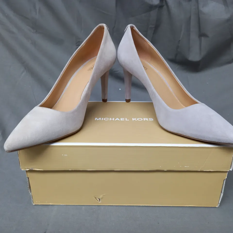 BOXED PAIR OF MICHAEL KORS POINTED TOE HEELS IN GREY SIZE UNSPECIFIED