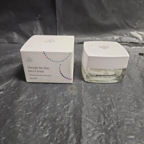 LOOK FABULOUS FOREVER SMOOTH THE DAY FACE CREAM β 50 ML, BOXED