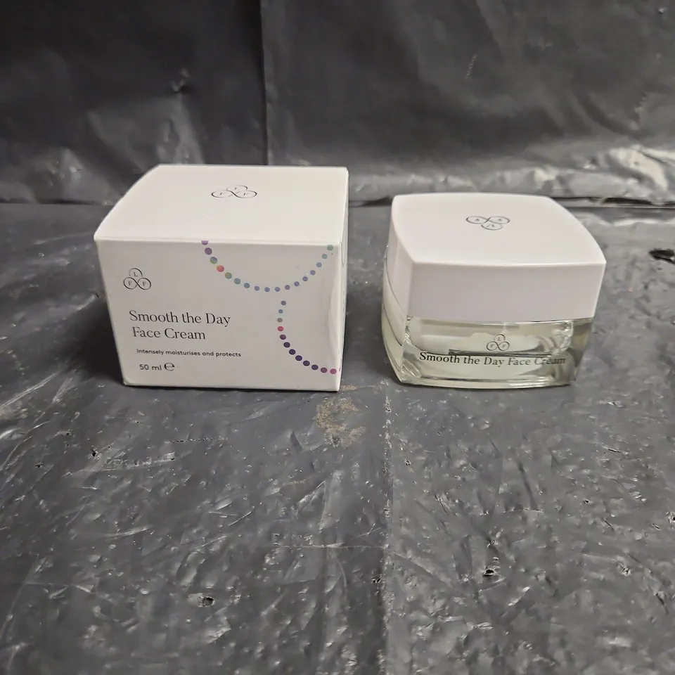 LOOK FABULOUS FOREVER SMOOTH THE DAY FACE CREAM – 50 ML, BOXED