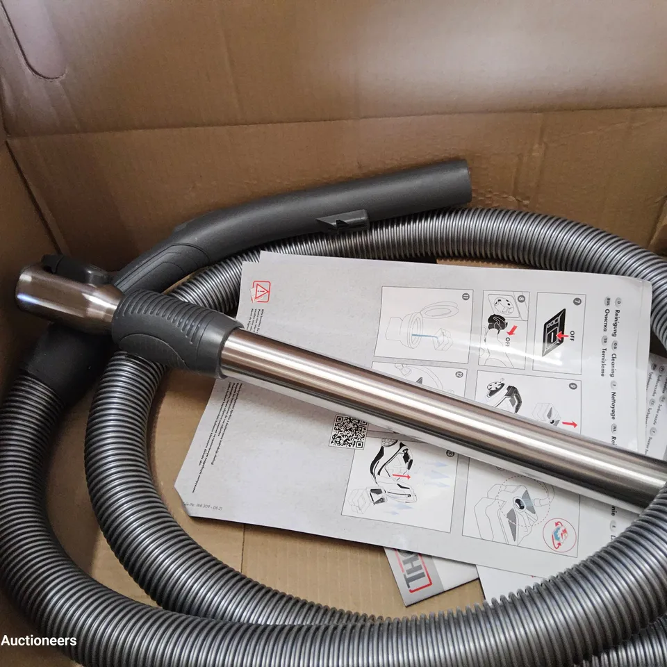 BOXED THOMAS AQUA + PET & FAMILY 1700WWET & DRY VACUUM CLEANER