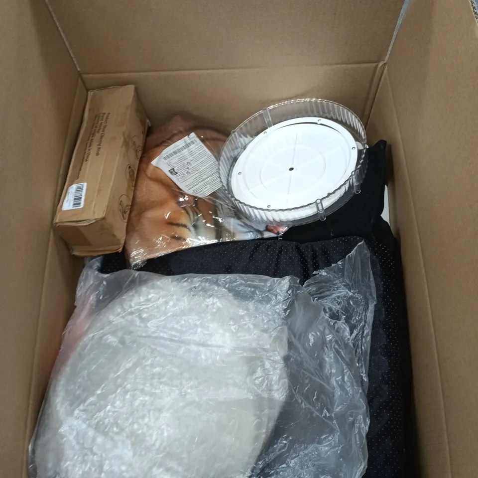 BOX OF APPROXIMATELY 25 ASSORTED ITEMS INCLUDING A CAST IRON PAN, A GARDEN RAKE AND A MITCLEAR SHOE CLEANING BRUSH