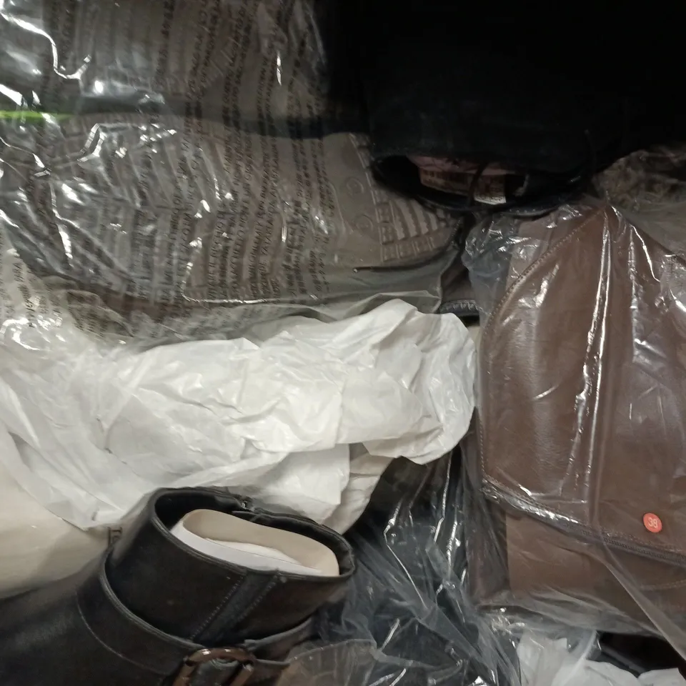 BOX OF APPROXIMATELY 15 ASSORTED PAIRS OF SHOES AND FOOTWEAR ITEMS IN VARIOUS COLOURS, STYLES, AND SIZES - COLLECTION ONLY