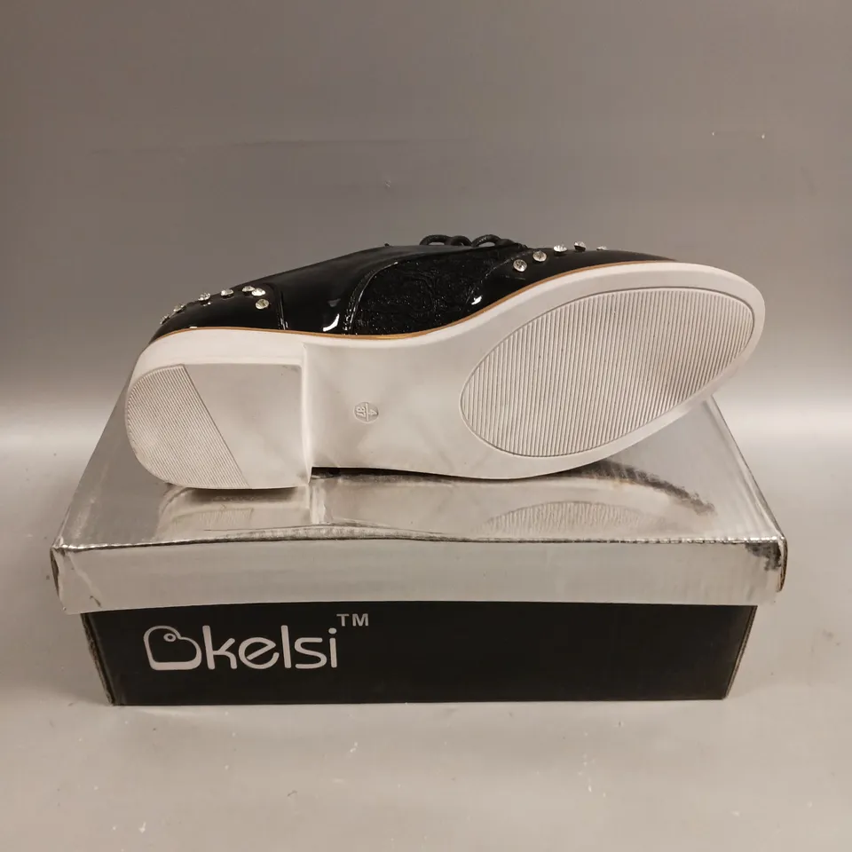 BOXED PAIR OF KELSI LACED SEQUINED SHOES IN BLACK - 4