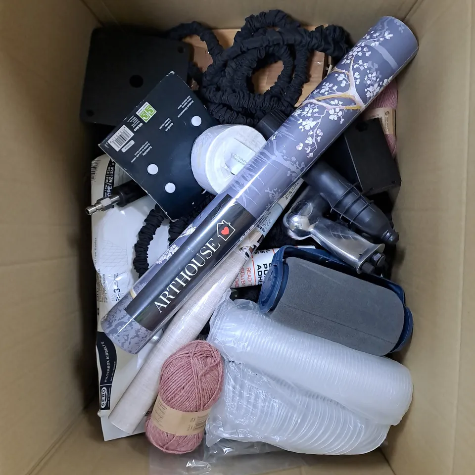 APPROXIMATELY 15 ASSORTED HOUSEHOLD ITEMS TO INCLUDE WALLPAPER, ROLLER, ADHESIVE ETC 
