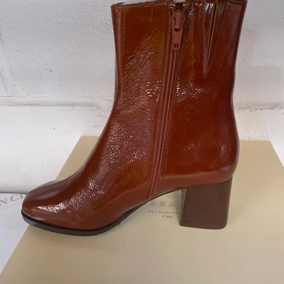 BOXED PAIR OF SEZANE BROWN BOOTS SIZE 36