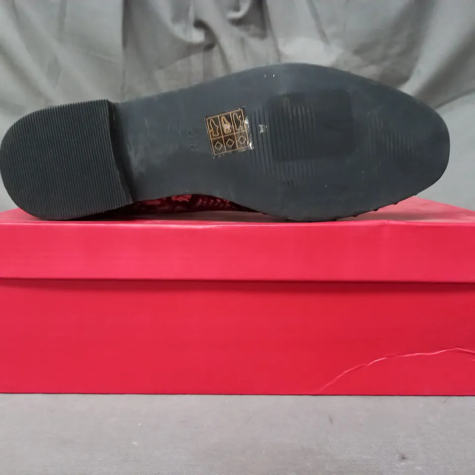 BOXED PAIR OF LONDON REBEL GARETH SYNTHETIC ANKLE BOOTS IN GREY SNAKE SIZE 3