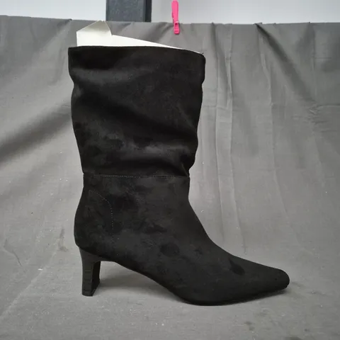 BOXE DPAIR OF V BY VERY CHISELLED TOE STRAIGHT LEG CALF BOOTS IN BLACK SIZE 6