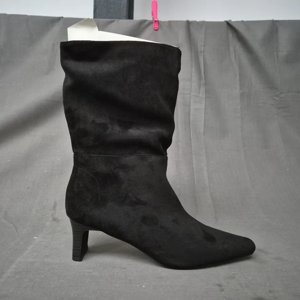 BOXE DPAIR OF V BY VERY CHISELLED TOE STRAIGHT LEG CALF BOOTS IN BLACK SIZE 6 RRP £42