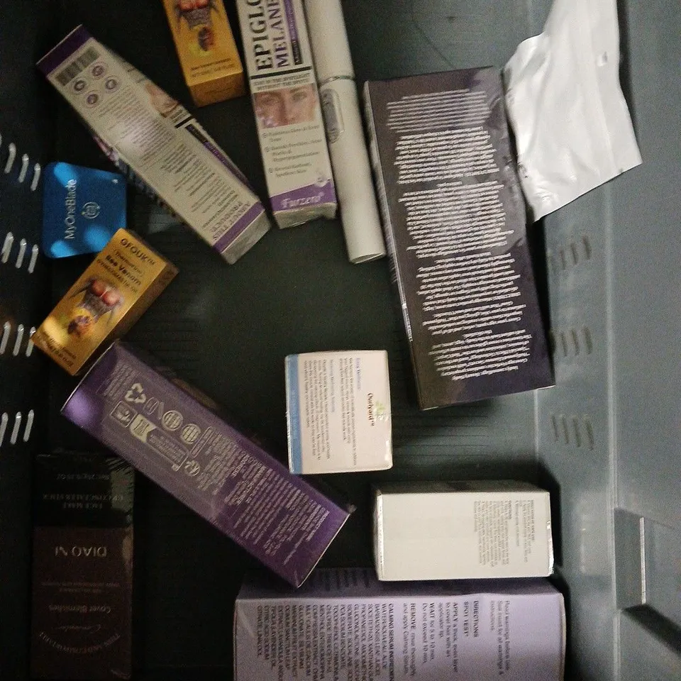 APPROXIMATELY 20 ASSORTED HEALTH & BEAUTY PRODUCTS TO INCLUDE - OLAY EYES REGENERIST EYE CREAM, ESTRID RAZOR, ETC 