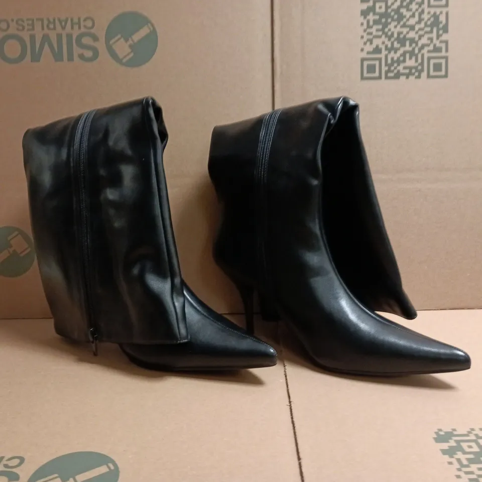 BOXED PAIR OF BOOHOO LOW HEEL POINTED COLUMN BOOTS IN BLACK SIZE 5