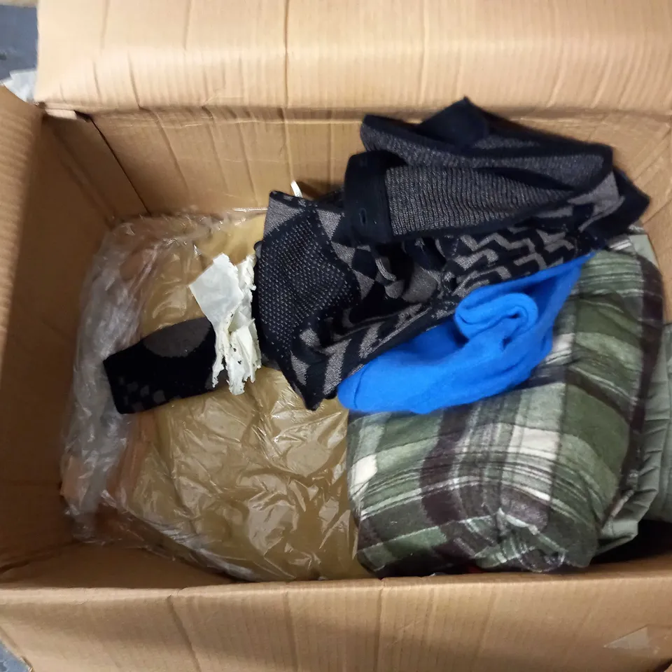 BOX OF ASSORTED CLOTHING ITEMS AND BLANKETS/RUGS