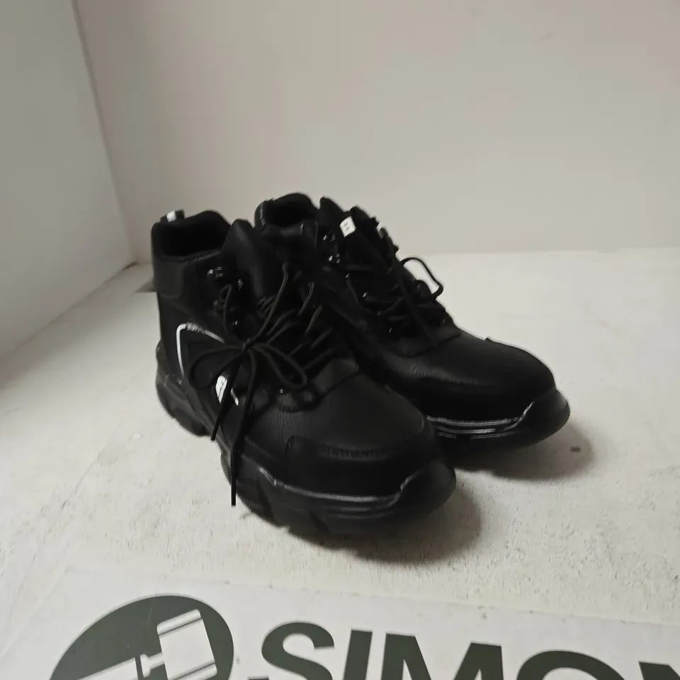BOX OF APPROXIMATELY 12 ASSORTED ITEMS TO INCLUDE: SAFETY BOOTS EU 44
