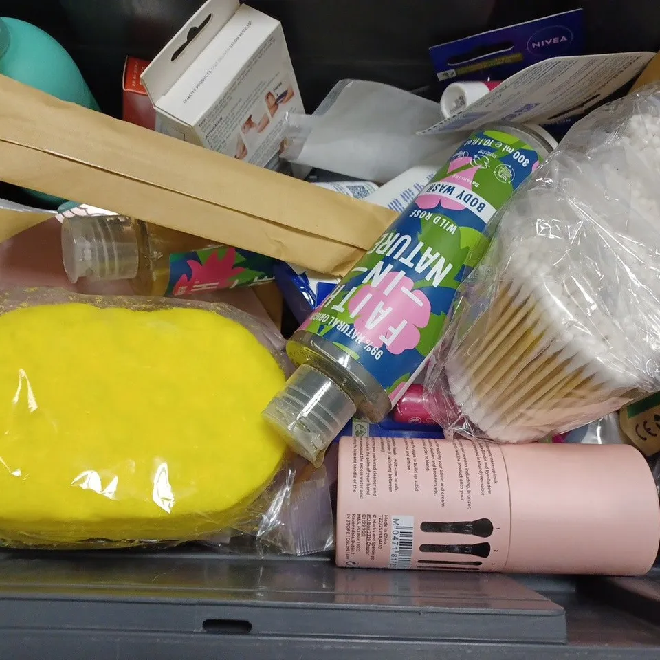 BOX OF APPROX 15 ASSORTED HEALTH AND BEAUTY ITEMS TO INCLUDE - E45 ECZEMA REPAIR - LAVOSSY BEARD ROLLER - HAIRSTORY NEW WASH POST SHAMPOO ECT